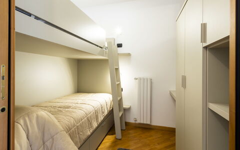 Baita Bucaneve: Chambre, Lit, Design Intérieur, Sol, Sol, Bois, Drap De Lit, Literie, Plafond, Meubles