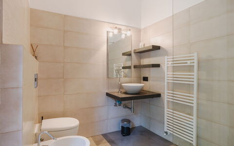 La Terrazza: Sol, Design Intérieur, Sol, Mur, Salle De Bains, Luminaire Plomberie, Toilette, Plafond, Tuile, Robinet