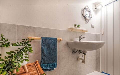 Le Tonnare: Mur, Luminaire Plomberie, Sol, Design Intérieur, Salle De Bains, Sol, Robinet, Plomberie, Tuile, Pièce