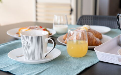 Villa Ninfa: Vaisselle, Serveware, Drinkware, Tasse À Café, Coupe, Aliments, Vaisselle, Meubles, Assiette, Table