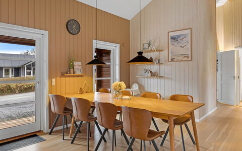 Marisol - 200M from the Sea: Sol, Bois, Design Intérieur, Meubles, Table Cuisine Et Salle A Manger, Salle À Manger, Sol, Plafond, Parquet, Chaise