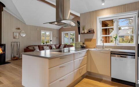 Marisol - 200M from the Sea: Sol, Meubles, Comptoir, Design Intérieur, Cabinetry, Cuisine, Appareil De Cuisine, Bois, Sol, Parquet