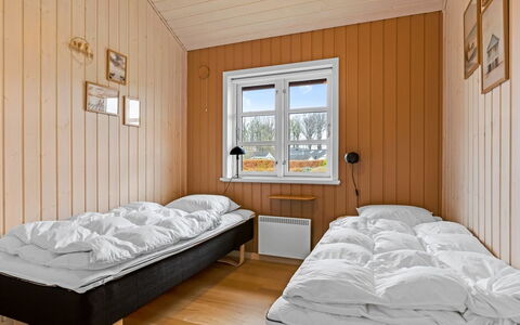 Marisol - 200M from the Sea: Bois, Chambre, Lit, Sol, Design Intérieur, Literie, Drap De Lit, Cadre De Lit, Dur, Tache De Bois