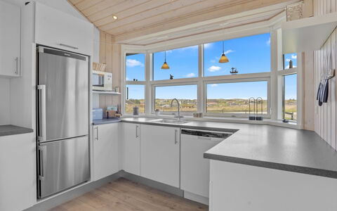 Anthea - 450M from the Sea: Bois, Cuisine, Design Intérieur, Sol, Plafond, Comptoir, Sol, Appareil De Cuisine, Principaux Appliance, Cabinetry