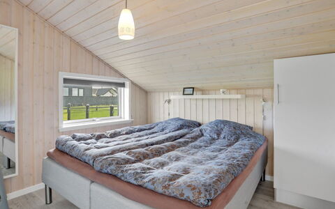 Anthea - 450M from the Sea: Bois, Domicile, Chambre, Plafond, Cadre De Lit, Dur, Tache De Bois, Lit, Planche, Daylighting