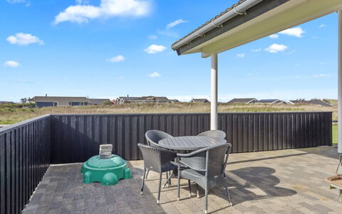Anthea - 450M from the Sea: Ciel, Toit, Architecture, Domicile, Composite, Ombre, Daylighting, Biens, Plate-Forme, Cour