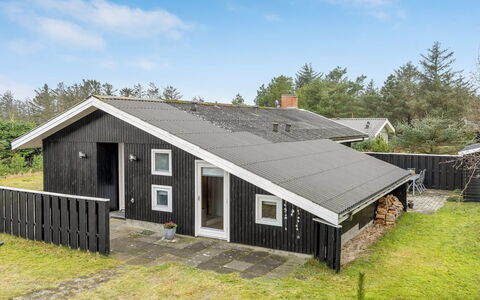 Gidske - 850M from the Sea: Toit, Maison, Domicile, Chalet, Porte, Siding, Plate-Forme, Porche, Planche, Dur