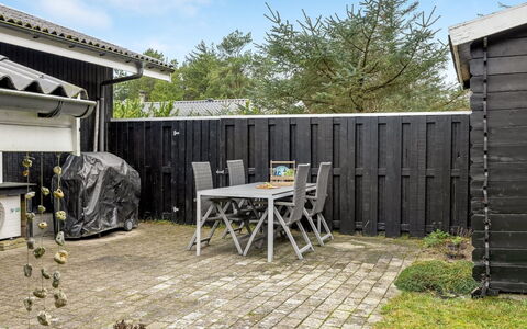 Gidske - 850M from the Sea: Toit, Maison, Domicile, Chalet, Porte, Siding, Plate-Forme, Porche, Planche, Dur