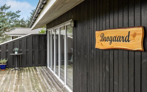 Gidske - 850M from the Sea: Toit, Maison, Domicile, Chalet, Porte, Siding, Plate-Forme, Porche, Planche, Dur
