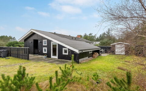 Gidske - 850M from the Sea: Toit, Maison, Domicile, Chalet, Porte, Siding, Plate-Forme, Porche, Planche, Dur