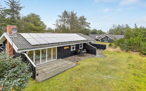 Gidske - 850M from the Sea: Toit, Maison, Domicile, Chalet, Porte, Siding, Plate-Forme, Porche, Planche, Dur