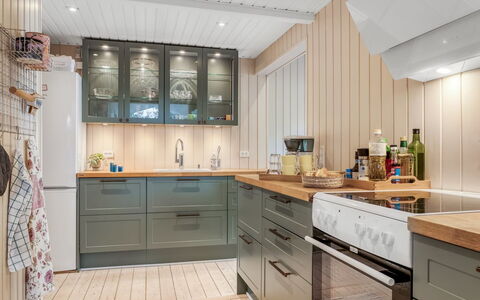 Erja - 600M from the Sea: Appareil De Cuisine, Cuisine, Cabinetry, Comptoir, Design Intérieur, Principaux Appliance, Meubles, Sol, Bois, Tiroir