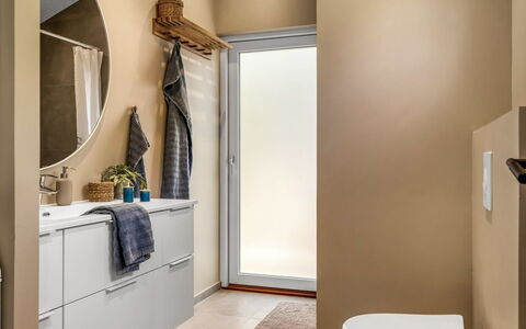 Erja - 600M from the Sea: Sol, Sol, Design Intérieur, Luminaire Plomberie, Siège De Toilette, Toilette, Salle De Bains, Éclairage, Pièce, Plomberie