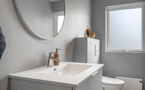 Erja - 600M from the Sea: Luminaire Plomberie, Design Intérieur, Lavabo, Évier, Salle De Bains, Miroir, Armoire De Toilette, Sol, Sol, Robinet