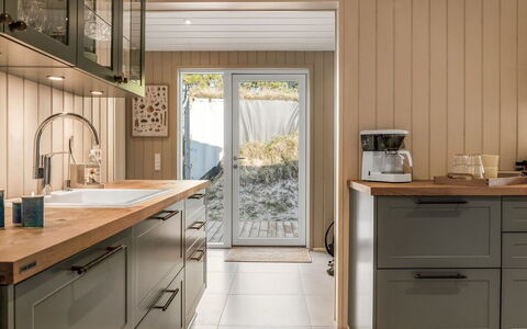 Erja - 600M from the Sea: Meubles, Comptoir, Sol, Cuisine, Cabinetry, Design Intérieur, Bois, Appareil De Cuisine, Sol, Tiroir