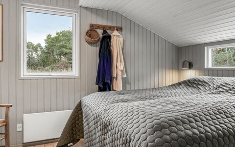 Erja - 600M from the Sea: Bois, Design Intérieur, Chambre, Plafond, Sol, Sol, Linge, Literie, Drap De Lit, Lit