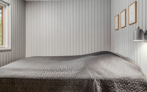 Erja - 600M from the Sea: Chambre, Bois, Drap De Lit, Design Intérieur, Lit, Literie, Plafond, Sol, Sol, Linge