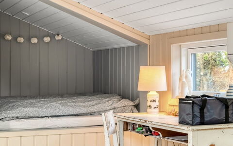 Erja - 600M from the Sea: Bois, Design Intérieur, Meubles, Chambre, Plafond, Sol, Sol, Pièce, Éclairage, Lit