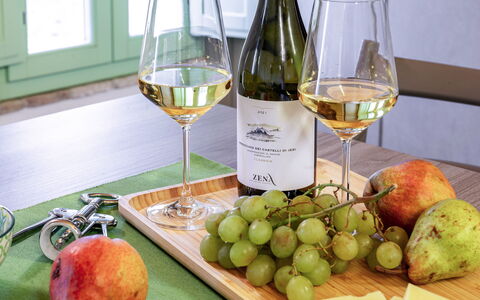Villa Zena: Bouteille, Vaisselle, Bar, Verres À Pied, Verre De Vin, Drinkware, Bouteille En Verre, Du Vin