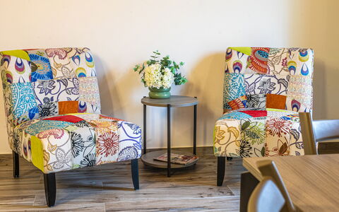 Villa Zena: Meubles, Design Intérieur, Jaune, Sol, Sol, Textile, Chaise, Marron, Salon, Orange