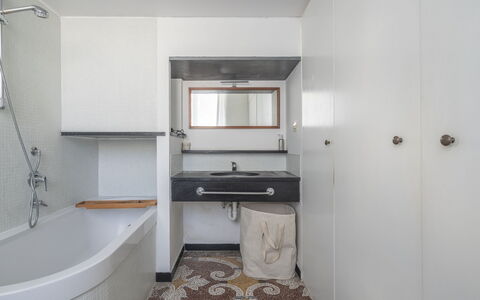 Torre Dell'Amore, Genova, Seaview: Salle De Bains, Luminaire Plomberie, Mur, Sol, Design Intérieur, Sol, Lavabo, Plafond, Robinet, Évier