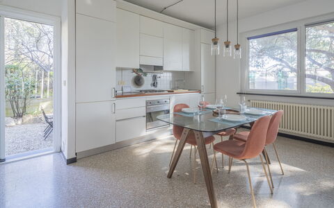 Torre Dell'Amore, Genova, Seaview: Sol, Bois, Design Intérieur, Sol, Plafond, Meubles, Luminaire, Éclairage, Cuisine, Comptoir