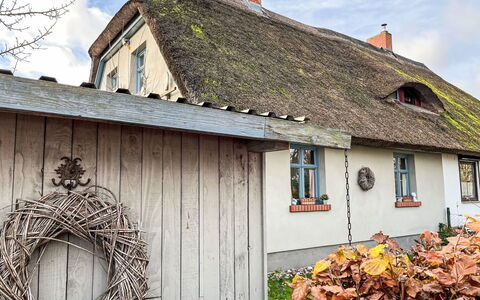 Reetgedecktes Ferienhaus Seelchen: Mur, Bâtiment, Fenêtre, Bois, Maison, Chalet, Toit, Domicile, Porte, Zone Rurale