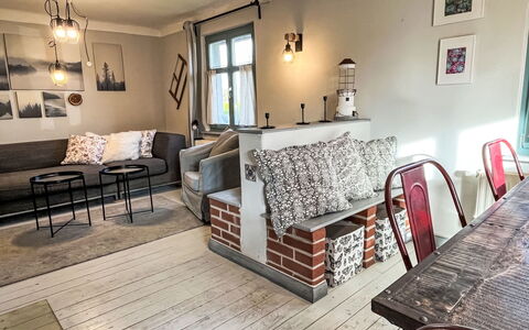 Reetgedecktes Ferienhaus Seelchen: Meubles, Design Intérieur, Sol, Canapé, Mur, Bois, Sol, Salon, Pièce, Plafond