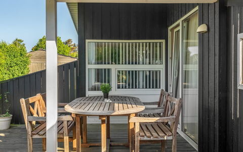 Yma - 250M from the Sea: Bois, Plafond, Sol, Porche, Sol, Meubles, Ombre, Dur, Chaise, Tache De Bois