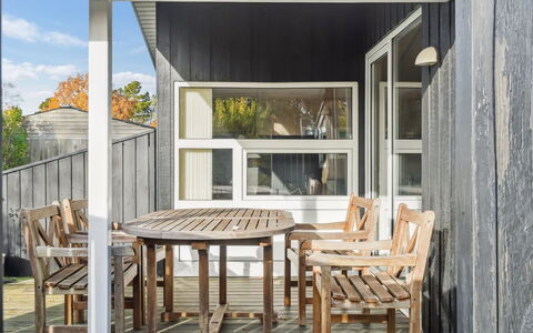 Yma - 250M from the Sea: Bois, Meubles, Porche, Sol, Sol, Dur, Chaise, Porte, Plafond, Tache De Bois