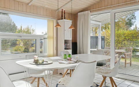 Yma - 250M from the Sea: Meubles, Design Intérieur, Sol, Bois, Salle À Manger, Sol, Table Cuisine Et Salle A Manger, Table, Chaise, Plafond