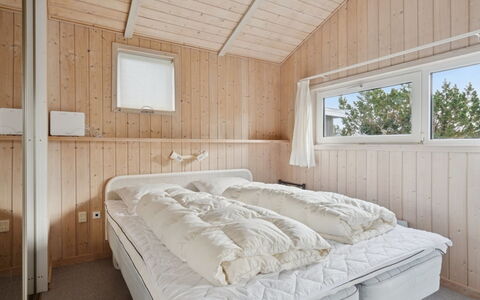 Yma - 250M from the Sea: Bois, Chambre, Domicile, Lit, Literie, Drap De Lit, Plafond, Cadre De Lit, Dur, Gelé