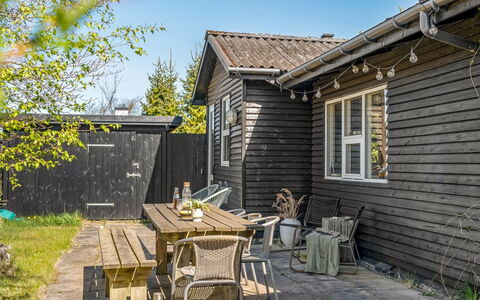 Antti - from the Sea: Bois, Maison, Domicile, Chalet, Siding, Arbuste, Toit, Porte, Arrière-Cour, Jardin