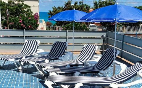 Blu Corallo: Bleu, Mobilier De Jardin, Piscine, Meubles, Balancelle, Parapluie, Recours, Ombre, Chaise, Loisir