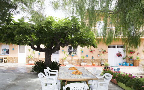 Masia del Mosso: L'Eau, Ciel, Propriété, Plante, Bâtiment, Nuage, Piscine, Arbre, Zone Résidentielle, Herbe