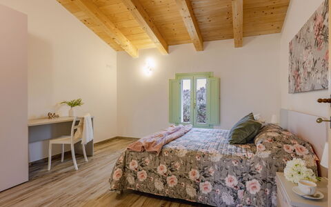 Zena Apartment: Design Intérieur, Meubles, Sol, Mur, Sol, Bois, Plafond, Pièce, Lit, Chambre