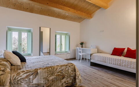 Zena Apartment: Meubles, Design Intérieur, Mur, Lit, Sol, Sol, Chambre, Bois, Plafond, Pièce