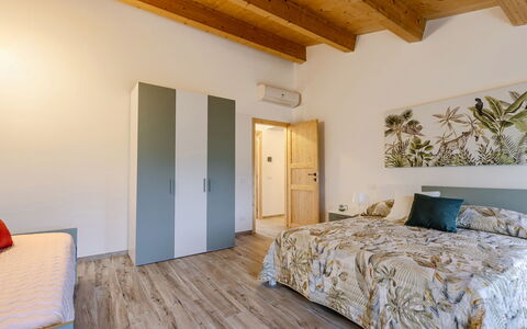 Zena Apartment: Design Intérieur, Bois, Chambre, Sol, Lit, Sol, Plafond, Meubles, Pièce, Drap De Lit