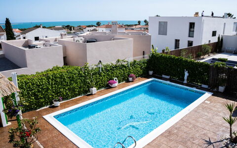 Mestral: L'Eau, Plante, Ciel, Propriété, Piscine, Bâtiment, Bleu Azur, Bleu, Plan D'Eau, Chaise