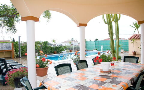 Mestral: Propriété, Bâtiment, Pièce, Immobilier, Recours, Vacances, Maison, Meubles, Restaurant, Patio