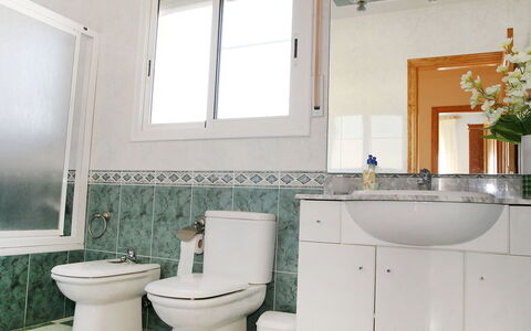 Mestral: Salle De Bains, Propriété, Pièce, Vert, Design Intérieur, Immobilier, Bâtiment, Domicile, Maison, Luminaire Plomberie