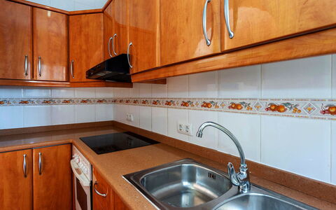 Valenciano: Marron, Evier, Évier, Cabinetry, Comptoir, Propriété, Photographier, Bâtiment, Robinet, Blanc