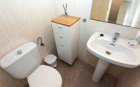 El Palmar Playa Romana: Robinet, Luminaire Plomberie, Miroir, Lavabo, Évier, Propriété, Armoire De Toilette, Blanc, Siège De Toilette, Salle De Bains