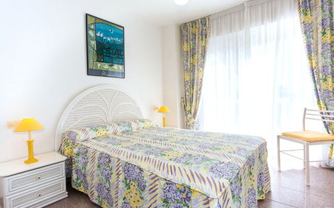 El Palmar Playa Romana: Meubles, Propriété, Bleu, Bleu Azur, Bâtiment, Décoration, Textile, Fenêtre, Éclairage, Design Intérieur