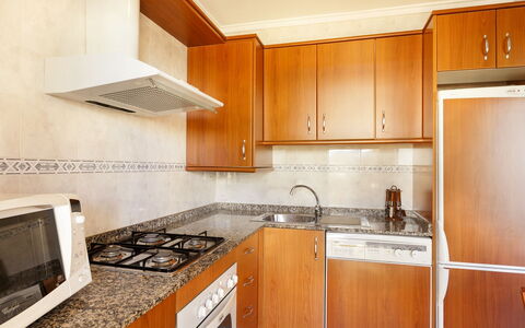 Dénia 155: Comptoir, Cabinetry, Propriété, Cuisine, Pièce, Meubles, Design Intérieur, Bâtiment, Sol, Cuisinière