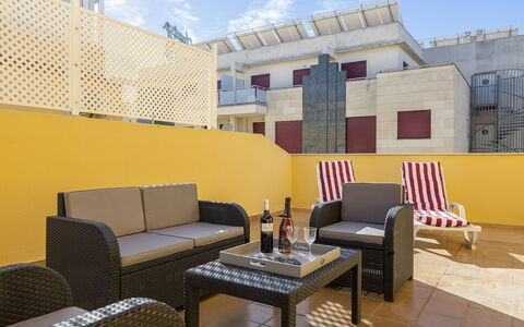 Dénia 155: Jaune, Propriété, Design Intérieur, Pièce, Meubles, Bâtiment, Immobilier, Architecture, Mur, Maison