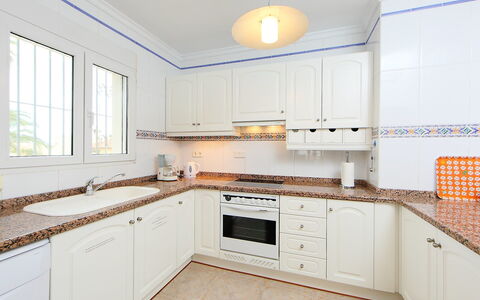 Tossal Gros: Propriété, Comptoir, Pièce, Cuisine, Cabinetry, Meubles, Jaune, Immobilier, Design Intérieur, Bâtiment