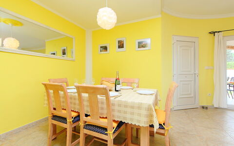 Tossal Gros: Pièce, Jaune, Propriété, Meubles, Salle À Manger, Design Intérieur, Maison, Sol, Plafond, Table