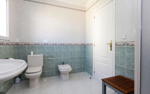 Tossal Gros: Salle De Bains, Propriété, Pièce, Tuile, Design Intérieur, Architecture, Sol, Immobilier, Bâtiment, Maison