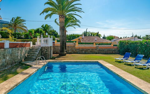 Casa Pia: L'Eau, Plante, Ciel, Propriété, Piscine, Bâtiment, Bleu, Bleu Azur, Nuage, La Nature